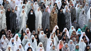 Moslimovia oslavujú koniec Ramadánu. Mali zakázané jedlo, alkohol aj sex