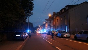 Dvojročné dievčatko z Ostravy vbehlo pod auto. V nemocnici zomrelo