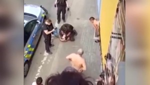 Český George Floyd? Policajt kľačal na mužovi niekoľko minút. Záchranári mu už nedokázali pomôcť