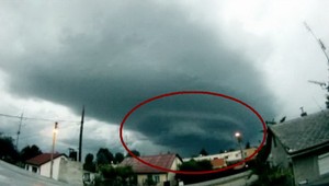 Predzvesť ničivej smršte: Nad Komárnom sa formovalo tornádo