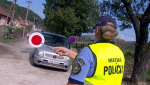 V Považskom Chlmci hrozí dopravný kolaps, tisícky ľudí porušujú pravidlá