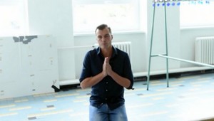 Koptík prosí Gregorovú na kolenách o stretnutie, popisuje ich milovanie