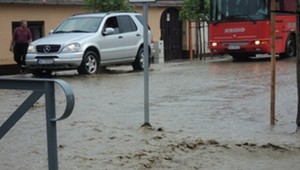 Smršť v Košiciach. Strhlo strechy, zaplavilo cesty i studne