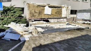 V Komárne sa zrútila časť strechy klientskeho centra, jeden človek zahynul