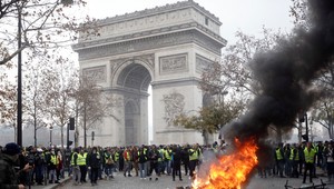 Tri týždne ničivých protestov vo Francúzsku. Vláda pozastaví zvyšovanie daní pohonných látok