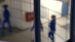 Agresívny muž hodil bicykel na auto. Škoda je vyčíslená v tisíckach eur