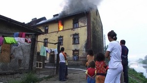 Ľudia vybiehali len v pyžamách! Panelák zachvátil oheň