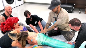 Katy Perry do TOHTO kostýmu súkali piati, nedokázala v ňom chodiť a v priamom prenose spadla hore nohami!