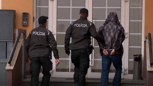 Pred sudcu sa postavil 17-krát trestaný mladík. Priateľku nahovoril na samovraždu