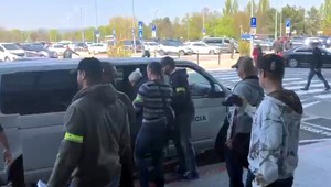 VIDEO: NAKA zadržala na bratislavskom letisku Taliana, prípad sa týka Slovenských elektrární