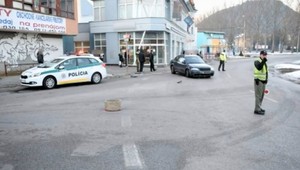 Opitý mladík narazil do budovy banky, chcel si vybrať peniaze