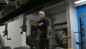 VIDEO: Nezastaviteľný 74-ročný vzpierač prekonáva rekordy