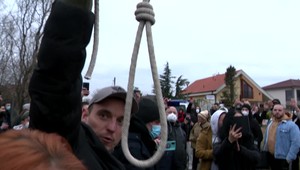 Nadávali, urážali policajtov: Protesty v Miloslavove majú dohru