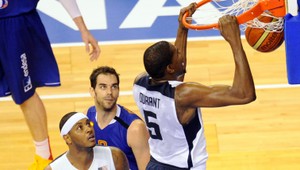 Basketbalisti USA porazili Španielov 100:78, odvetou finále?