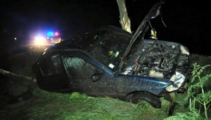 Riskantné predbiehanie. Stredoškoláci skončili omotaní okolo stromu