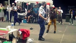 VIDEO. Policajtka si zatancovala so starčekom. Na ulici...