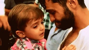 Môj syn prežil chemický útok, ukazuje srdcervúce video