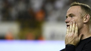 Hviezdny futbalista Wayne Rooney skončil v base