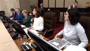 Prvé zasadnutie vlády začalo v akademickom duchu. Hlavnou témou je odoberanie titulov