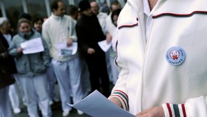 Odborári sa dohodli na zmluvách, 1 400 lekárov sa vráti do práce