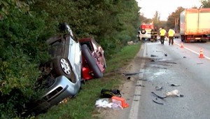 Pri Novom Meste sa zrazili tri autá. Medzi zranenými je tehotná žena