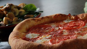 Nezvyčajná kombinácia: Reštaurácia priotrávila zákazníkov pizzou s THC