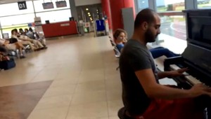 Libanonský virtuóz zahral Beethovena, zaskočil letisko v Prahe