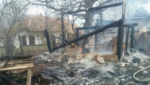 Rodinný dom zachvátili plamene. Na mieste vybuchuje ostrá munícia