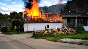 V obci Nemšová prišla o strechu nad hlavou 71-ročná žena. Jej dom zničili plamene