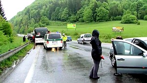 Nehoda pri Brezne. Autobus plný študentov narazil do auta