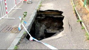 V Handlovej sa prepadol chodník. Vznikol 2 metrový kráter