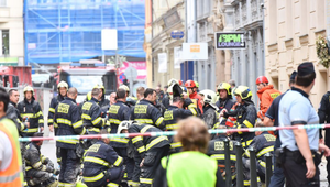 V centre Prahy sa zrútila časť budovy, niekoľko ľudí je stále pod troskami