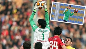 Famózna a regulárna prihrávka rukou. Vo futbale, na gól a na diaľku 60 metrov!