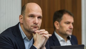 Grendel: Ficova vláda klame o konsolidácii, berie ľuďom a míňa na seba