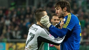 Kuciak v šarvátke so spoluhráčom počas zápasu