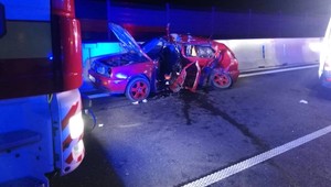 Vážna nehoda v tuneli Považský Chlmec. Vodič sa začal otáčať, nabúrala do neho dodávka