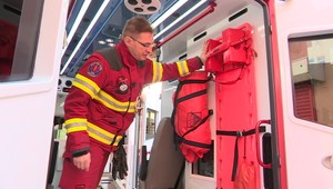 Okrem záchranárov môžu človeku v ohrození pomôcť aj hasiči