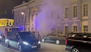 VIDEO: Luxusné auto z Putinovej garáže zhorelo v centre Moskvy