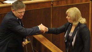 Fico odkazuje Radičovej: Odvolaj Mikloša!