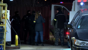 Muž prenajal byty a lákal ženy, ktoré v nich  ponúkali sexuálne služby. Zadržali ho kukláči