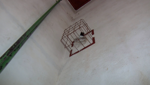 V školskej telocvični objavili záhadnú kameru. Nikto nevie, kto ju tam dal, pritom snímala ženy aj deti