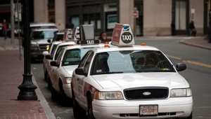 Taxikár znásilnil tínedžerku, na súde sa zrútil