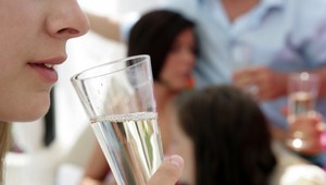 Opití rodičia sa zabávali, ich dcérka (†1) zomierala