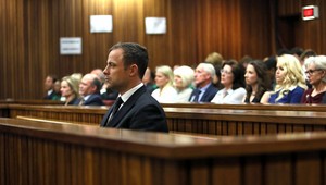 Pistorius zabil priateľku z nedbanlivosti, prepustili ho na kauciu