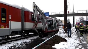 Do bagra narazil osobný vlak. Doprava bola prerušená