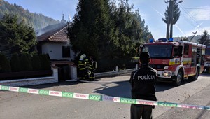 Hasiči bojovali v Prešove s požiarom domu. Vo vnútri bola matka so synom