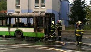 FOTO: V Košiciach zhorel linkový autobus. Cestu museli uzavrieť