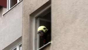 Odkladanie vecí pred byt vás môže stáť život. Čo by ste rozhodne nemali mať na chodbe bytového domu?