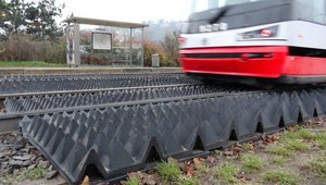 Dopravný podnik testuje gumové bodáky, majú zastaviť prebiehajúcich