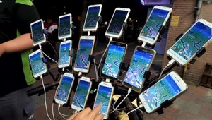 Dôchodca naplno prepadol hre. Pokémonov loví 15 mobilmi